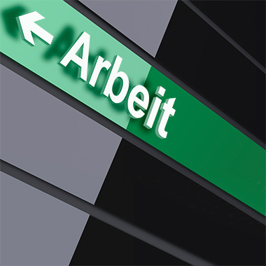 Auf einen grünen Schild steht in weißer Schrift neben einen Pfeil "Arbeit"