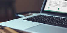 Aufgeklappter Laptop mit BFW Frankfurt Internetseite.