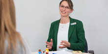 Zwei Frauen sitzen in einer Beratungssituation gegenüber