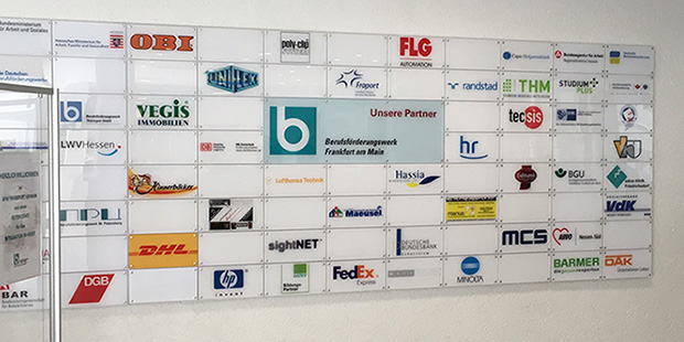 Tafel mit den Partnern des Berufsförderungswerkes