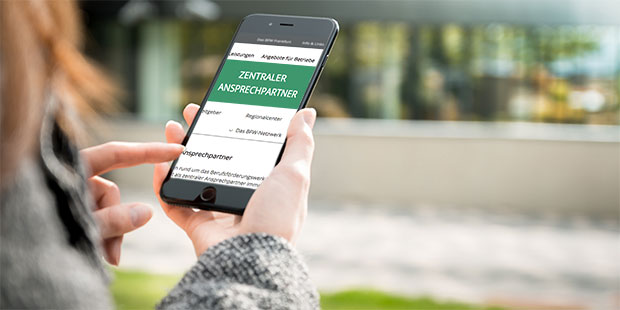 Auf einen Smartphone ist die Website des Zentralen Ansprechpartner abgebildet.