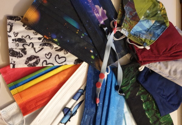 Unterschiedliche, bunte Mund-Nasen-Schutze.