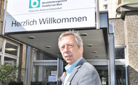 Ein älterer Mann steht vor dem Eingang des BFW-Frankfurt und schaut in die Kamera.
