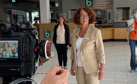 Eine Kamera filmt drei Frauen in der Eingangshalle des BFW Frankfurt.