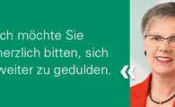 Ein Portrait einer mittelalten, kurzhaarigen Frau mit dem Text "Ich möchte Sie herzlich bitten, sich weiter zu gedulden." auf der linken Seite.